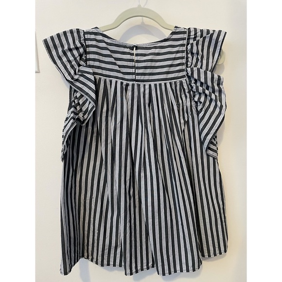 Women’s Size M flutter sleeve striped top - Picture 3 of 3